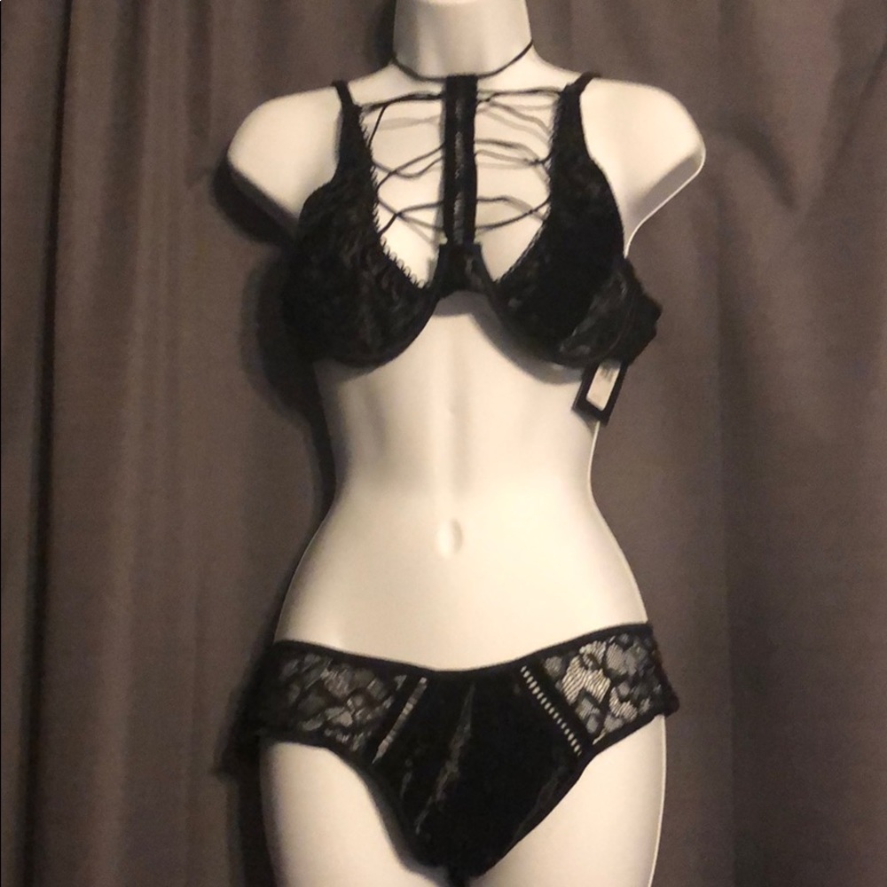 Fredricks of HWood Underwire bralette & panty set